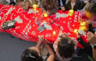 Niños haciendo manualidades en un taller