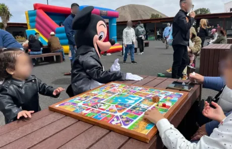 Juego de mesa gigante de madera montado al aire libre