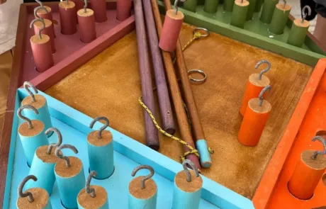 Detalle de un juego de madera de gran formato