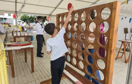 Niño jugando a un juego de madera de gran formato