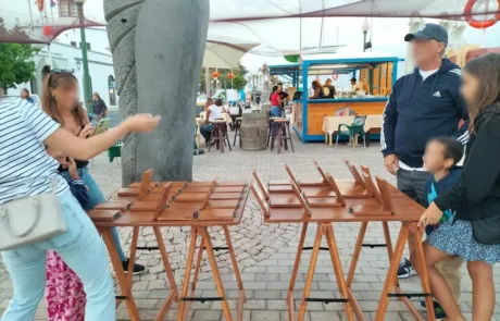 Mesas de juegos de madera montadas en una plaza