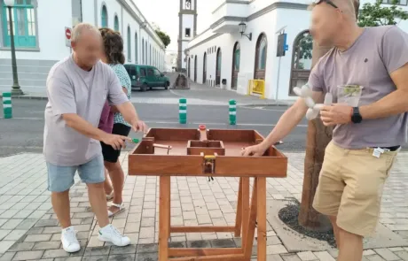 Personas jugando a un juego de madera en la calle