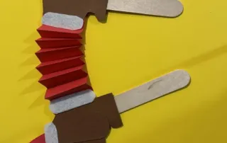 Manualidad navideña hecha con palos de madera