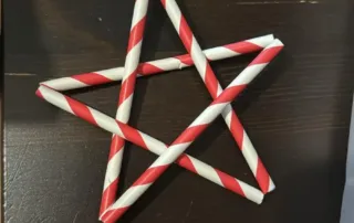 Estrella artesanal hecha en un taller de manualidades
